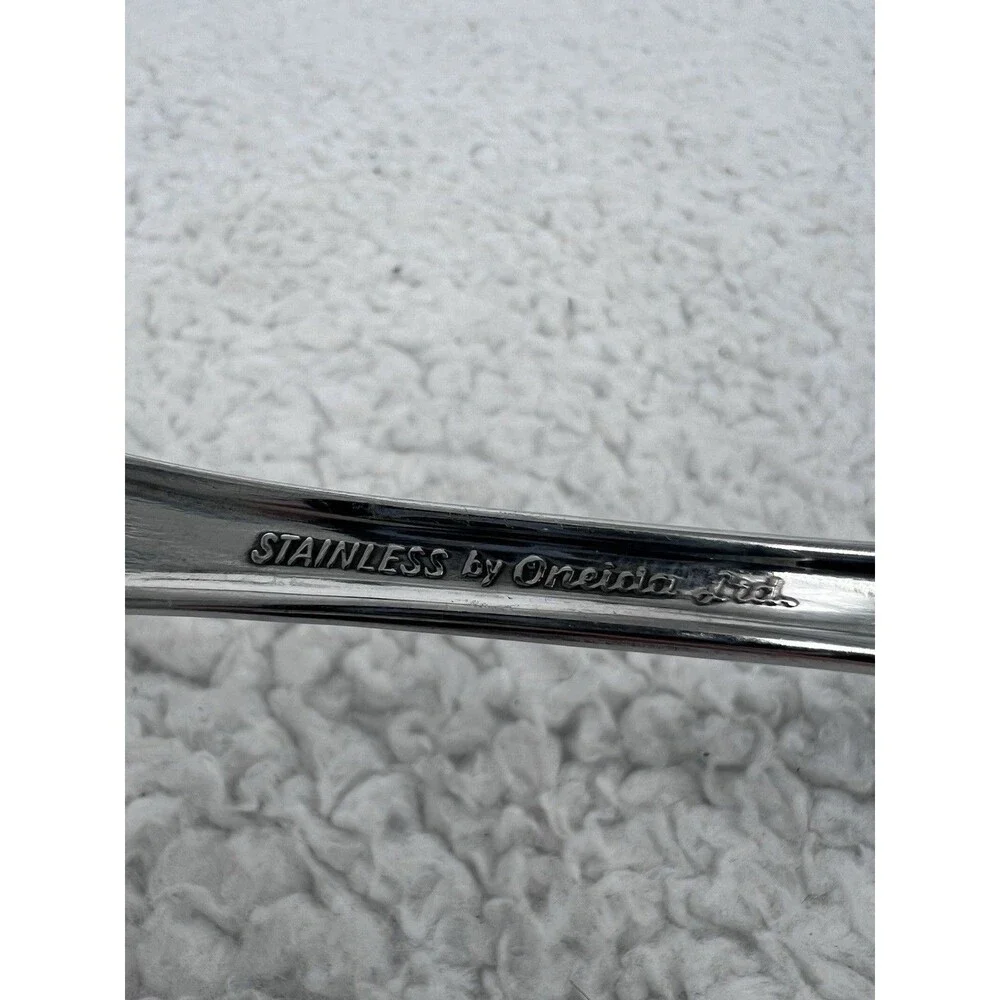 Oneida Deluxe Folk Art Meredith Stainless Medium Meat Serving Fork 8 1/2